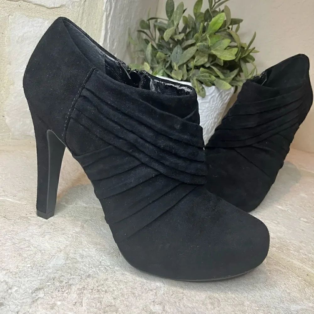 Gianni Bini Black suede booties sz 9.5M